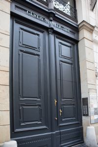 Haustor der Praxis im Gustav Mahler Hof